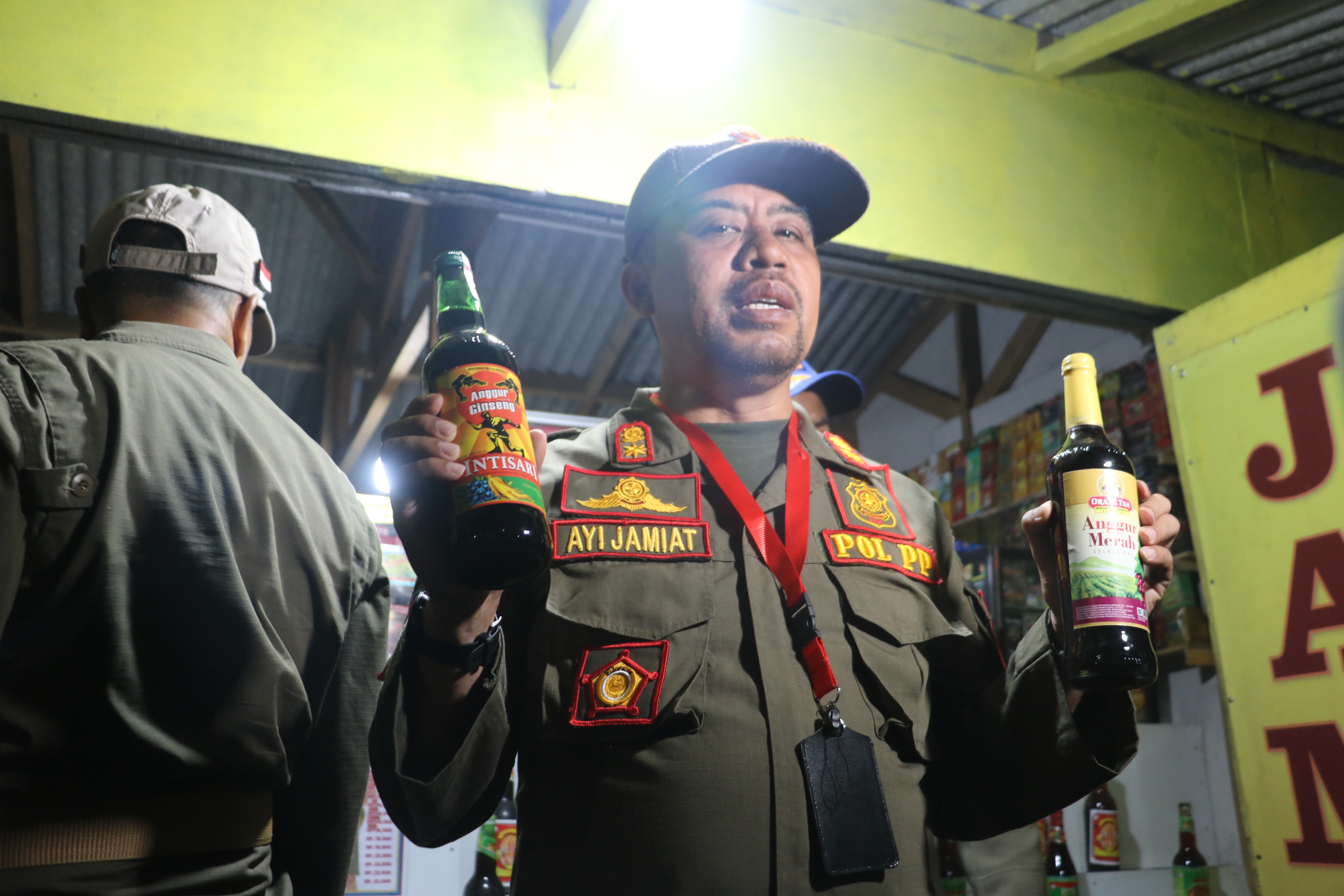 Gencarkan Penegakan Perda, Satpol PP Kota Sukabumi Sita Ratusan Botol Miras