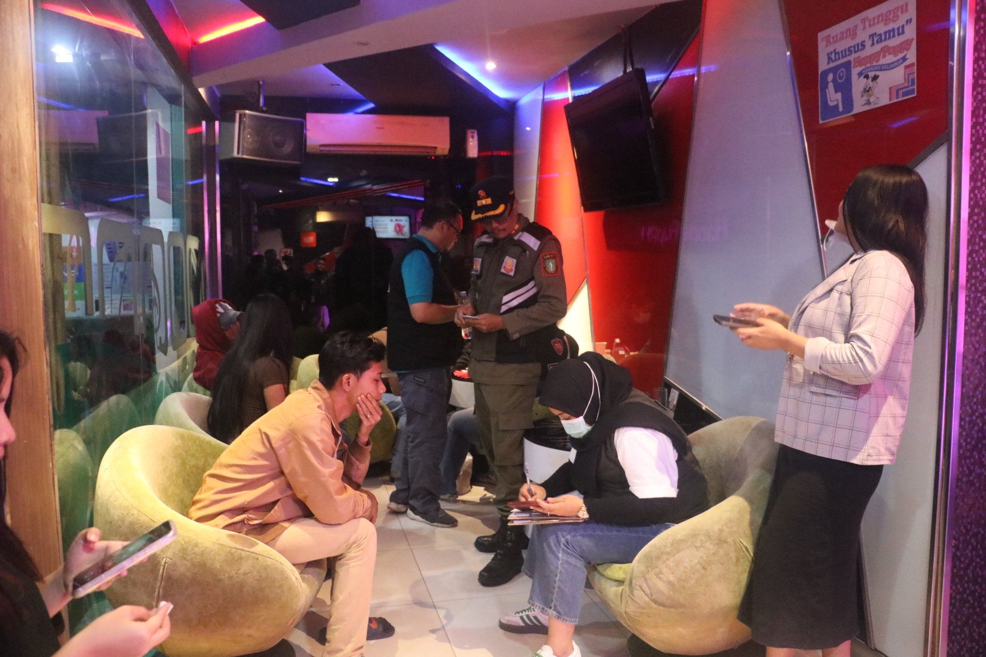 Satpol PP Kota Sukabumi Tertibkan PKL di Alun-Alun